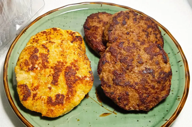 Hambúrguer de Carne Bovina ou Peito de Frango; com legumes.